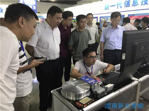 雙創(chuàng)活動周期間，湖南省發(fā)改委省黨組成員、副主任卓群參觀新光智能井蓋