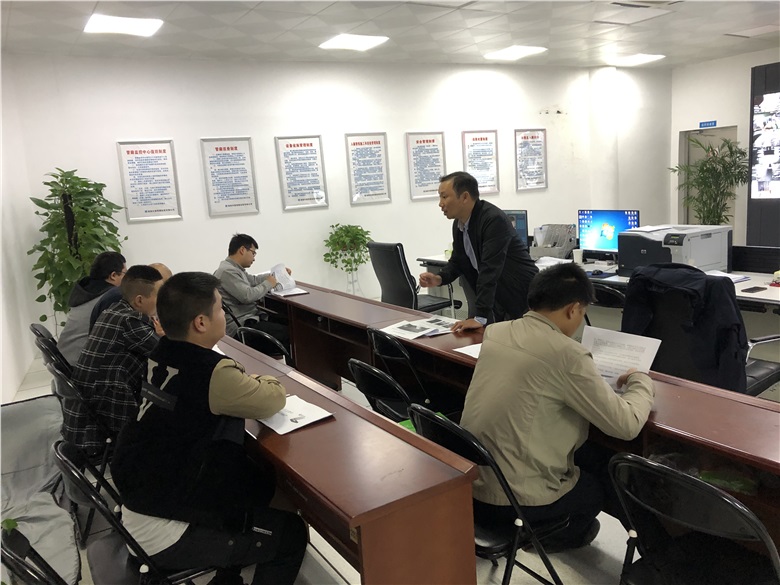 尹茂生經理赴八里湖新區(qū)地下綜合管廊運營項目部做液壓井蓋維修保養(yǎng)培訓